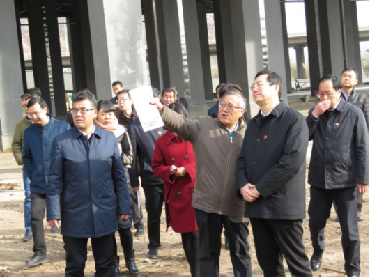 省委常委、西寧市委書記王曉在青海省物產(chǎn)集團總公司黨委書記、總經(jīng)理王玉輝陪同下，深入青海物產(chǎn)朝陽物流園區(qū)。